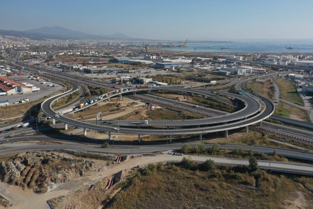 Roundabout interchange in an urban area