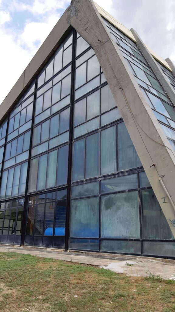 εξωτερική εικόνα του κολυμβητηρίου Σερρών